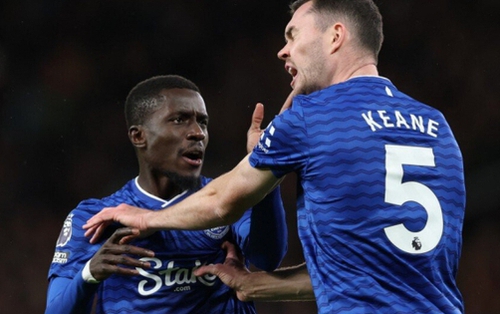 Cầu thủ Everton lục đục nội bộ, tát đồng đội ngay giữa sân khiến tất cả sững sờ.