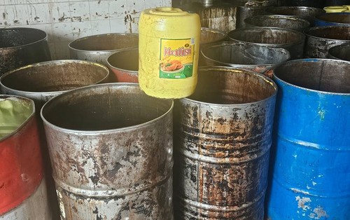 Đột kích một cơ sở, công an triệt phá đường dây sản xuất dầu ăn giả hết hạn, tịch thu nhiều can 20 lít, thùng phuy và bao bì đóng gói tại Kenya