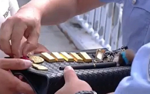 Phát hiện nửa cân vàng giá 1,4 tỷ đồng trên đường khi đang đi chơi