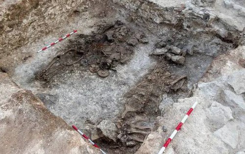 Đang đào nền công viên, công nhân chạm phải hài cốt 2.100 tuổi kỳ lạ đội vòng hoa tuyệt mỹ: Bí mật bên trong gây sốc