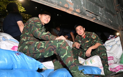 Hà Nội bốc xếp "30 tấn yêu thương" xuyên đêm gửi miền Trung