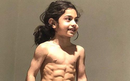 Cậu bé 5 tuổi cơ bụng đã 6 múi cuộn cuộn khiến tất cả phải ngỡ ngàng