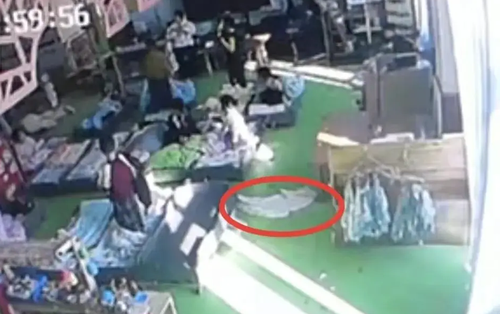 Bé trai 5 tuổi đi học về toàn nói lời lạ lùng, bố âm thầm đặt máy ghi âm trong túi con và phát hiện sự thật chấn động