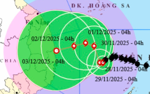 Bão số 15 giật cấp 14, đổi hướng liên tục và di chuyển rất chậm
