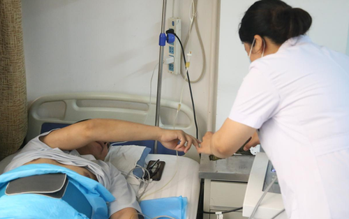 Người đàn ông suy thận cấp, tìm nguyên nhân, bác sĩ ngơ ngác: "Người không ai uống thứ này!"