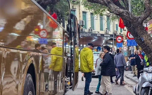 Hà Nội cấm xe du lịch trên 16 chỗ vào phố cổ giờ cao điểm