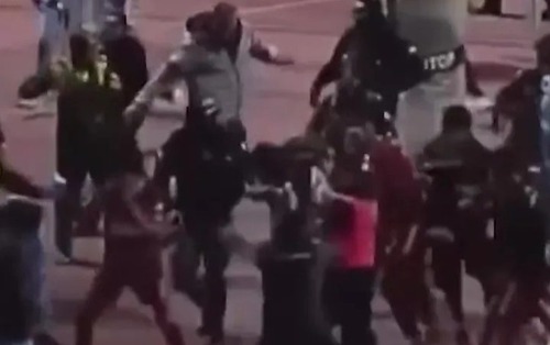 Ẩu đả kinh hoàng trên sân bóng: 17 người bị đuổi khỏi sân, HLV bị đánh phải cấp cứu gấp