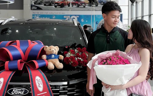 Sao trẻ ĐT Việt Nam tậu xế hộp mới, viên mãn bên vợ hot girl sau 2 năm kết hôn