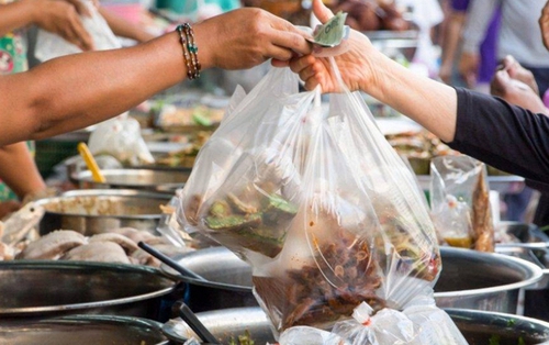 Mẹ 40 tuổi phải cắt bỏ tử cung vì ung thư, con gái lớp 3 đã có kinh nguyệt: Bác sĩ chỉ ra “thủ phạm” trong đồ ăn hằng ngày