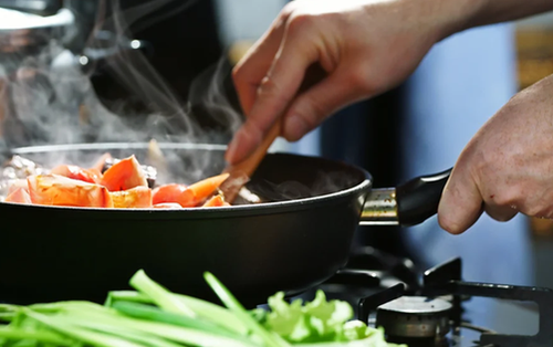 Dùng chảo sai cách, người phụ nữ mắc ung thư gan vì cơ thể chứa đầy “hóa chất vĩnh cửu”