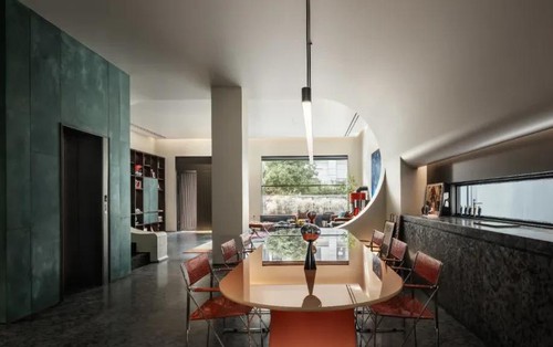 Vợ đi Mỹ, chồng ở nhà làm 1 việc “động trời” với biệt thự 700m2 rồi mới báo gia đình: “Đã đến lúc tôi sống thật với chính mình”