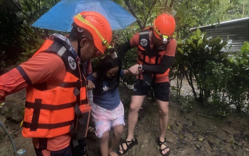 Bão Kalmaegi tàn phá: Gió giật 205 km/h, hàng nghìn người sơ tán, có nơi dân phải chui hang đá tránh nạn