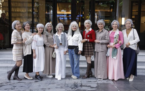 “Hội Tóc Bạc Lấp Lánh” slay nhất Thủ đô: Chúng tôi không phải phú bà