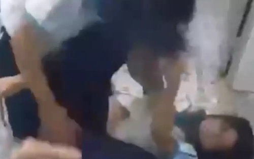 Hai nữ sinh ở TPHCM đánh nhau túi bụi, hiệu trưởng nói gì?