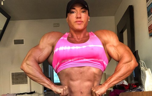 Thiếu nữ 17 tuổi hoá quái vật thể hình bắp tay cuồn cuộn, thân hình như tạc bằng thép