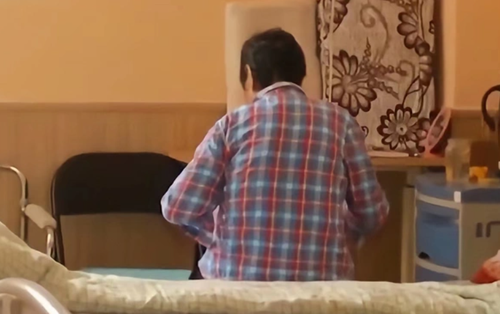 Sang tên cả 3 căn nhà cho cháu gái, bà nội bất ngờ bị đuổi ra đường và bị kiện đòi tiền thuê nhà: Lý do đau lòng