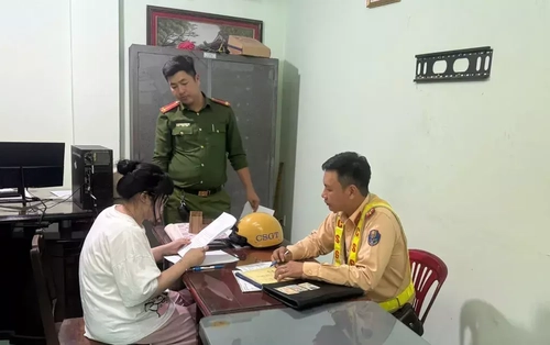 Tước bằng lái 23 tháng với cô gái buông hai tay khi lái xe