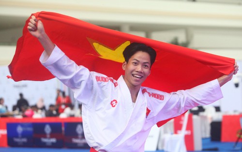 Võ sĩ sinh năm 2001 Việt Nam lần đầu dự SEA Games đã đánh cho đối thủ Thái Lan khiếp sợ, xuất sắc giành HCV