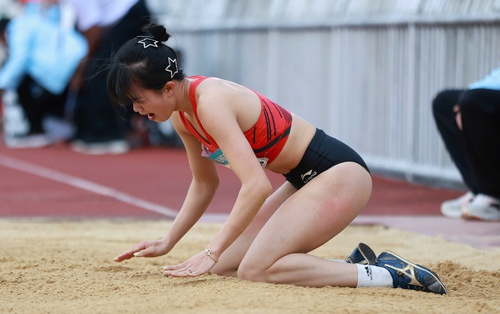 Cực xót khoảnh khắc VĐV Việt Nam chấn thương đau đớn vẫn cố giành HCĐ SEA Games, bật khóc vì nhớ con