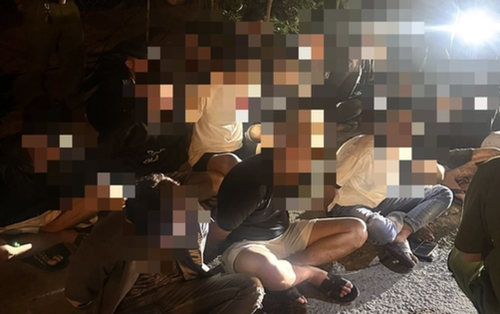 Vĩnh Long: Công an phát hiện bí mật bên trong ô tô chở 20 thanh niên