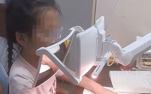 Khoe ảnh con đang ngồi học, 1 bà mẹ bị hàng nghìn người chỉ trích: "Chị đã hủy hoại một đứa trẻ khỏe mạnh"