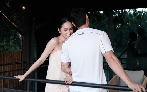 Hương Giang quấn quýt bên "người đàn ông lạ" tại khu nghỉ dưỡng ở Lào