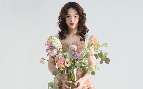 Visual sáng bừng của búp bê bóng chuyền Lê Thanh Thuý cầm cờ cho đoàn Việt Nam tại SEA Games 33