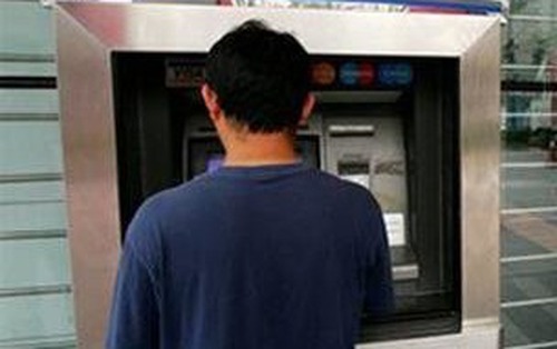 Người đàn ông tới ATM rút sạch 60 triệu đồng nhưng số dư tài khoản vẫn không thay đổi, lập tức đến ngân hàng trình báo thì nhận tin sốc