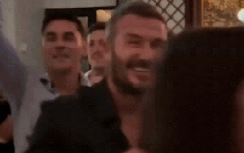 Ai giải cứu Messi đi, anh ấy trông như bị "ép" tham gia bữa tiệc có David Beckham vậy!