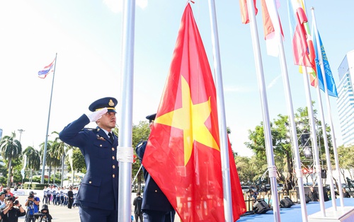 Quốc kì Việt Nam tung bay trên bầu trời Bangkok trong lễ thượng cờ SEA Games 33