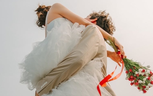 Nữ ca sĩ quốc dân tuyên bố kết hôn với chồng Tây, ảnh cưới bắt trọn khoảnh khắc ông xã nhấc bổng cô đẹp như phim ngôn tình!