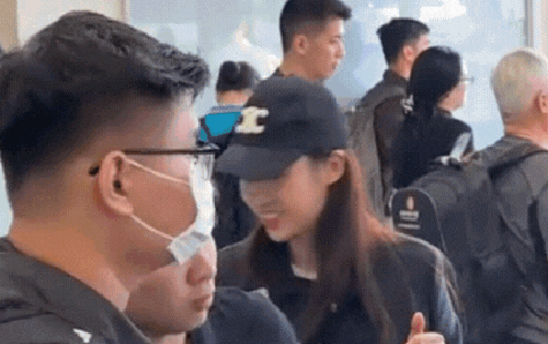 Cam thường check Đỗ Mỹ Linh cùng Chủ tịch Hà Nội FC ở sân bay gây sốt: Mặt mộc đầy khí chất "dâu hào môn"