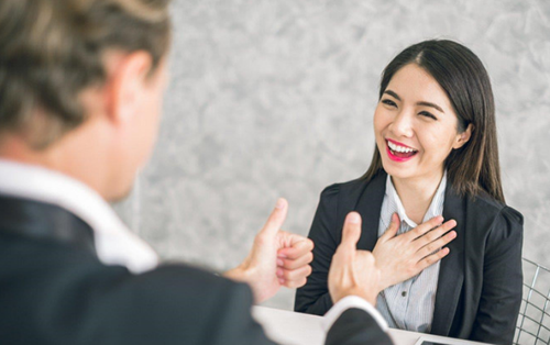Khi được khen "bạn xinh quá", người thường nói "cảm ơn", người EQ cao ghi điểm nhờ cách trả lời tinh tế này