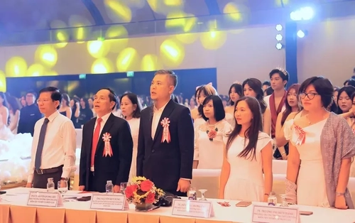 Xúc động lễ trưởng thành của học sinh THPT Chuyên KHXH&NV