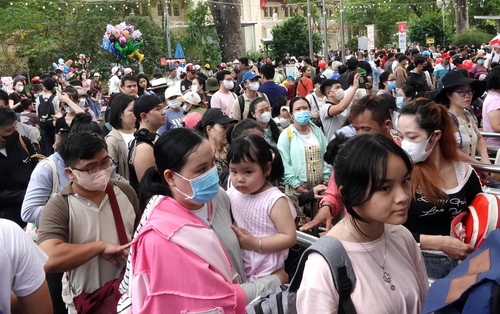 “Khối nghỉ hè” ùa vào Thảo Cầm Viên, cảnh tượng đông khó tin trong ngày 1/6 ở TP.HCM