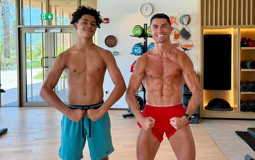 Kinh ngạc trước diện mạo con trai Ronaldo, 15 tuổi đã cao 1m85, cơ bắp không thua kém bố, hút luôn 18 triệu views