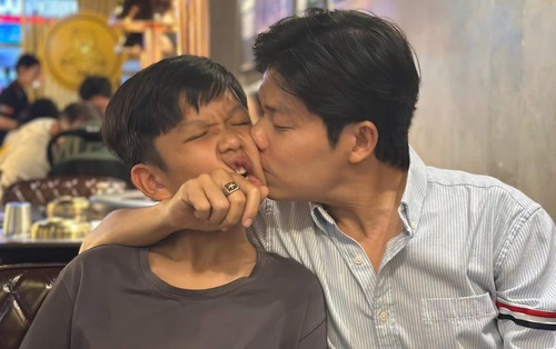 Chẳng mấy khi hot dad Nguyễn Văn Chung thể hiện cảm với con trai đến cỡ này, mà sao biểu cảm của bé Pu lại có vẻ "khó chịu vô cùng"