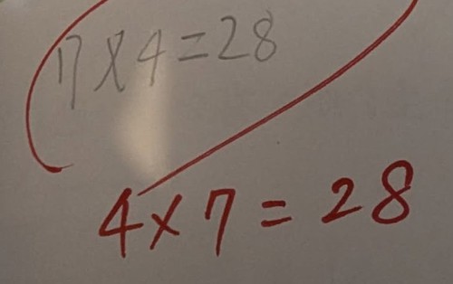 Con gái làm phép tính "7×4=28" bị gạch sai, bố vò đầu bứt tai không hiểu tại sao, dân mạng thì cãi nhau ầm ầm