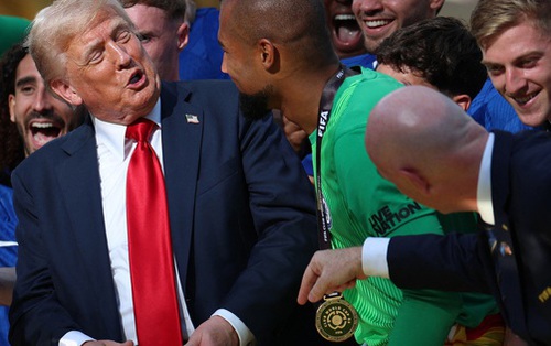 Viral khoảnh khắc ông Trump có hành động bất ngờ khi Chelsea nâng cup FIFA Club World Cup