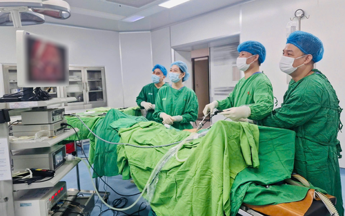 Người phụ nữ 42 tuổi cấp cứu vì tiểu ra máu, bác sĩ lắc đầu chỉ ra 4 thói quen xấu mùa hè nhiều chị em mắc phải