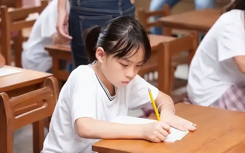 Điểm số tiểu học có quan trọng không? Kiến thức chiếm 3%, điều quyết định tương lai trẻ nằm ở 3 KỸ NĂNG