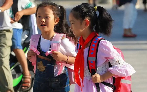 Nếu thấy xung quanh con có 4 kiểu bạn này thì cha mẹ phải can thiệp ngay lập tức: Càng để lâu, hậu quả càng khó lường!