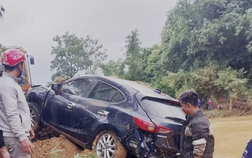 Ô tô chở 4 thanh niên bị nước cuốn trôi sau khi vượt rào cảnh báo đã được tìm thấy