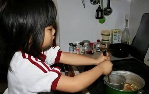 Mẹ ung thư ép con gái 4 tuổi học nấu ăn, 17 năm sau, cuộc sống của cô bé giờ ra sao?