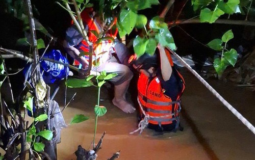 Đà Nẵng: Nhiều nơi bị ngập sâu do mưa lớn, dân quân, công an xung kích giúp dân