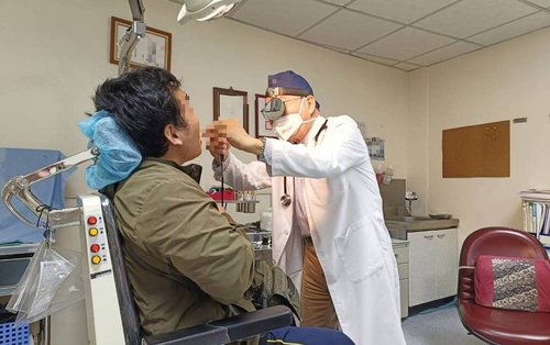 Phát hiện 2 bệnh ung thư cùng lúc nhờ khám đau họng, người đàn ông bị bác sĩ mắng vì 2 thói quen “tử thần”