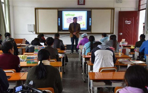 Nhìn 32 đôi tất của học sinh trong lớp, giáo viên phán: "Tôi biết tương lai của em nào bừng sáng, em nào tối sầm rồi!"