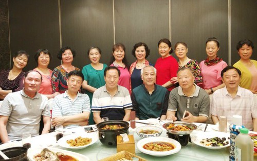 Họp lớp được hỏi lương, tôi định nói 200 triệu đồng/tháng thì vợ trả lời thay: "Chục triệu đủ ăn", về nhà bị loại khỏi nhóm chat nhưng hài lòng