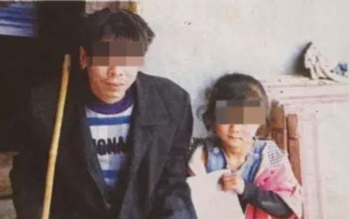 12 năm sau khi bức ảnh ăn xin cùng cha lan truyền, cuộc đời cô bé này thay đổi choáng váng: "Phép màu" có thật!