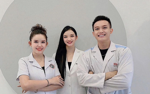 Một gia đình nghèo ở Gia Lai có 3 con học Y, làm bác sĩ, đạt Á vương và Á hậu